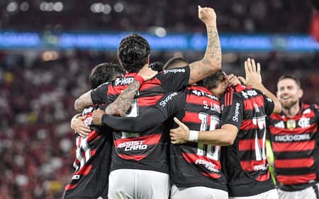 Flamengo comemora gol diante do Vitória no Maracanã (Foto: Thiago Ribeiro/AGIF)