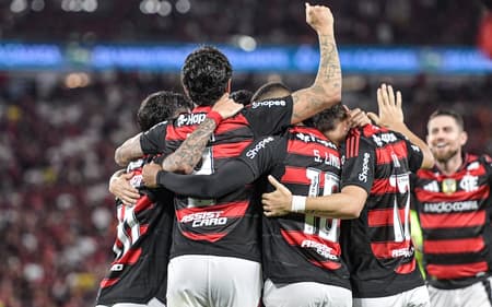 Flamengo comemora gol diante do Vitória no Maracanã (Foto: Thiago Ribeiro/AGIF)