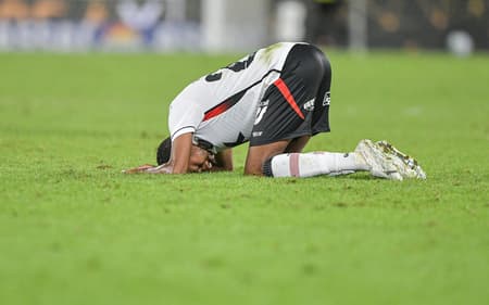 Jogador do Vitória lamenta goleada vexatória no Maracanã (Foto: Thiago Ribeiro/AGIF)