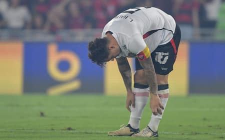 Lucas Halter cabisbaixo no Maracanã (Foto: Thiago Ribeiro/AGIF)