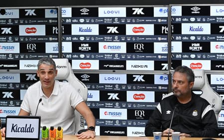 Vojvoda ao lado do Diretor Executivo de Futebol do Santos, Alexandre Mattos. (Foto: Jota Erre/AGIF)