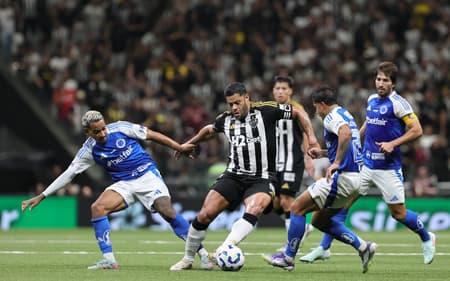 Hulk cercado por Matheus Pereira, Lucas Romero e Lucas Silva no Atlético-MG x Cruzeiro (Foto: Gilson Lobo/AGIF)