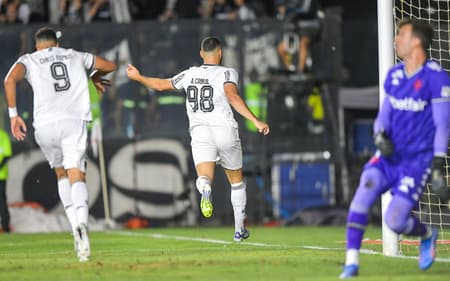 Arthur Cabral comemora gol do Botafogo diante do Vasco pela Copa do Brasil (Foto: Thiago Ribeiro/AGIF)