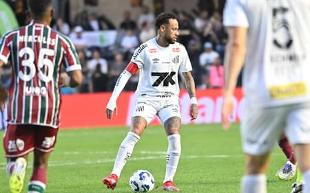 Neymar retornou de suspensão e foi titular no duelo contra o Fluminense, na Vila Belmiro. (Foto: Jota Erre/AGIF)