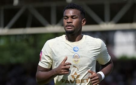 Alisson em ação durante jogo do Shakhtar Donetsk