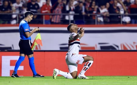 André Silva comemora seu gol no jogo do São Paulo contra o Atlético Nacional pela Libertadores