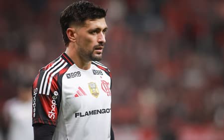 Arrascaeta em ação pelo Flamengo diante do Internacional, pela 20ª rodada do Brasileirão (Foto: Maxi Franzoi/AGIF)