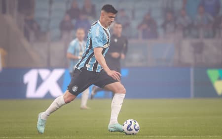 Balbuena com a bola em jogo do Grêmio. (Foto: Maxi Franzoi/AGIF)