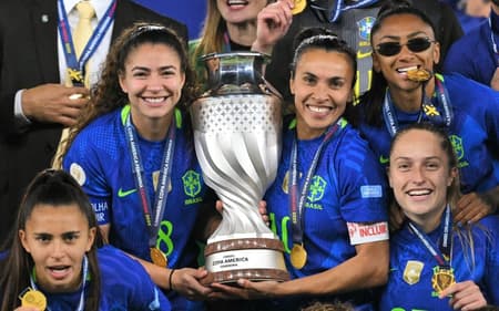 Brasil levanta troféu da Copa América Feminina (Foto: Rodrigo BUENDIA / AFP)