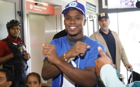 Atacante Sinisterra chega a Belo Horizonte para assinar com o Cruzeiro (Foto: Reprodução Redes Sociais)