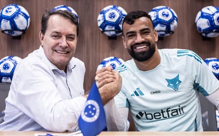Zagueiro Fabrício Bruno com o dono da SAF do Cruzeiro Pedro Lourenço (Foto: Reprodução X/Cruzeiro)