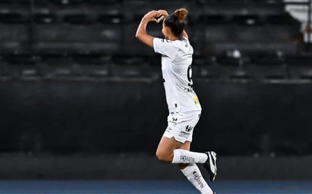 Carol Baiana comemora seu gol pelo Santos na final do Brasileirão Feminino A2