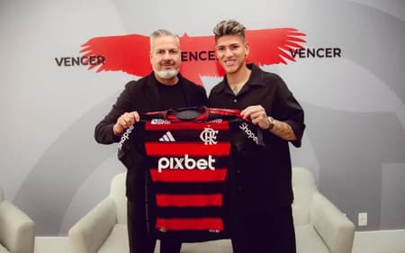 Carrascal apresentado no Flamengo (Foto: Adriano Fontes / CRF)
