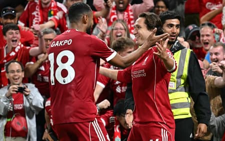 Chiesa comemora com Gakpo com da vitória do Liverpool sobre o Bournemouth, pela Premier League