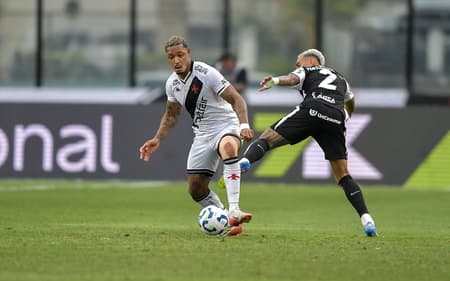 David, atacante do Vasco, faz falta em Raniele, do Corinthians