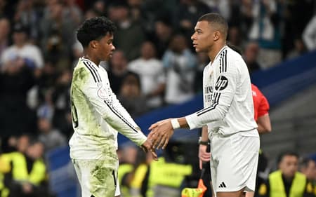 Endrick é substituído para a entrada de Mbappé no jogo entre Real Madrid e Real Sociedad