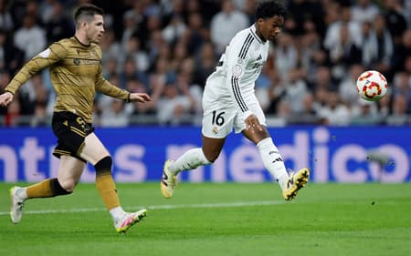 Endrick finaliza de cavadinha para marcar gol pelo Real Madrid sobre a Real Sociedad, na Copa do Rei