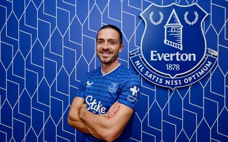 Ex-Manchester City, Jack Grealish posa como novo reforço do Everton na temporada