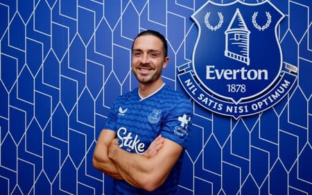 Ex-Manchester City, Jack Grealish posa como novo reforço do Everton na temporada