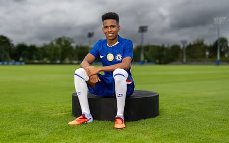 Ex-Palmeiras, Estêvão posa em Cobham, no CT do Chelsea