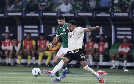 Flaco López, do Palmeiras, em ação contra o Universitario no Allianz Parque pela Libertadores