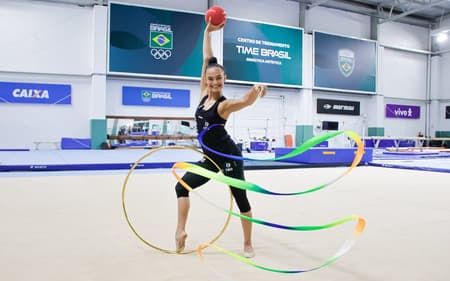 Bárbara Urquiza Galvão demonstra aparelhos da ginástica rítmica (Foto: Wallace Teixeira / Lance!)