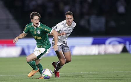 SP - CAMPINAS - 28/09/2024 - BRASILEIRO A 2024, PALMEIRAS X ATLETICO-MG - Giay jogador do Palmeiras disputa lance com Igor gomes jogador do Atletico-MG durante partida no estadio Brinco de Ouro pelo campeonato Brasileiro A 2024. Foto: Ettore Chiereguini/AGIF