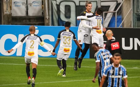 Jogadores do Sport comemoram gol na vitória sobre o Grêmio pelo Campeonato Brasileiro de 2020. (Foto: Pedro H. Tesch/AGIF)