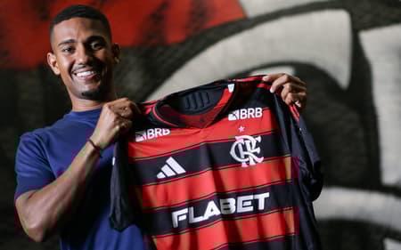 Samuel Lino com a camisa do Flamengo (Foto: Reprodução / X)