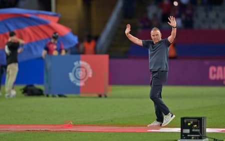 Hansi-Flick acena para torcedores do Barcelona durante celebração do título da La Liga
