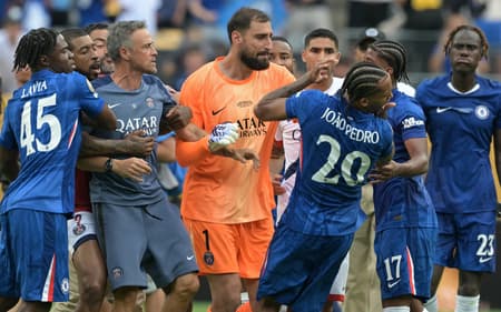 João Pedro cai ao chão após receber tapa na cara de Luis Enrique após a final do Mundial de Clubes