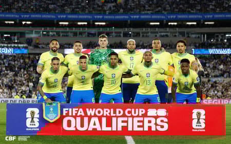 Joelinton dentre os titulares da Seleção Brasileira contra a Argentina, na Data Fifa de março