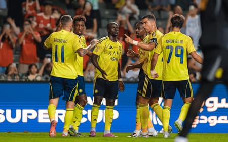 Jogadores do Al-Nassr comemoram gol de Mané contra o Al-Ittihad, pela Supercopa Saudita