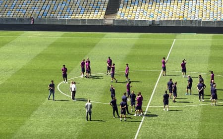 Jogadores do Barcelona Sub-20 fazem reconhecimento do gramado do Maracanã e tiram fotos