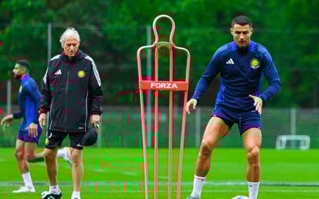 Jorge Jesus observa Cristiano Ronaldo em treino do Al-Nassr