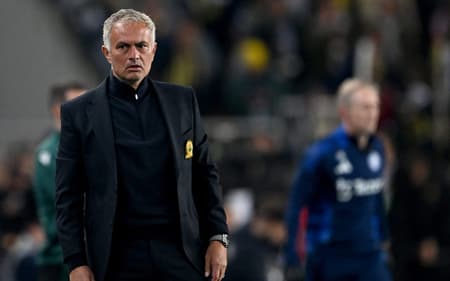 José Mourinho em ação no jogo entre Manchester United e Fenerbahçe pela Europa League (Foto: Ozan KOSE / AFP)