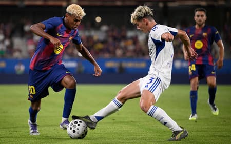 Lamine Yamal dribla defensor no duelo entre Barcelona e Como