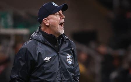 Mano Menezes grita durante o empate do Grêmio com o Ceará. (Foto: Maxi Franzoi/AGIF)