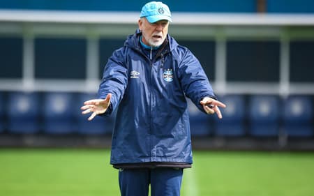 Pressionado, Mano Menezes promoverá mudanças na equipe. (Foto: Lucas Uebel/Grêmio FBPA)