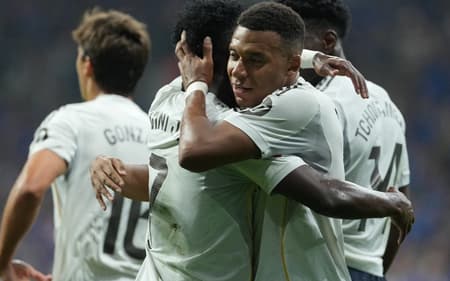 Mbappé comemora com Vini Jr gol do Real Madrid sobre o Real Oviedo, pela La Liga