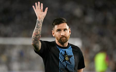 Lionel Messi antes de Argentina x Bolívia. (Foto: ROBAYO / AFP)