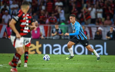 Erick Noriega com a bola no empate do Grêmio com o Flamengo. (Foto: Lucas Uebel/Grêmio FBPA)