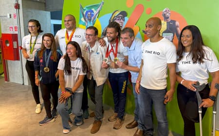 Eduardo Paes e atletas fazem visita ao Rio Museu Olímpico (Foto: Kauhan Fiaux / Lance!)