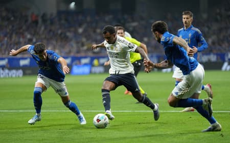 Rodrygo em ação pelo Real Madrid contra o Real Oviedo