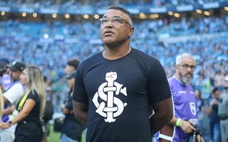Técnico do Internacional Roger Machado usa camisa como protesto antirracista