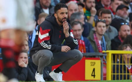 Ruben Amorim observa jogo entre Manchester United e Manchester City, no Old Trafford