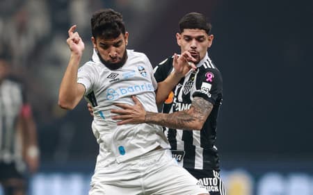 Rubens jogador do Atletico-MG disputa lance com Pepe jogador do Gremio durante partida no estadio Arena MRV pelo campeonato Brasileiro A 2024. Foto: Gilson Lobo/AGIF