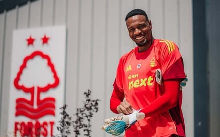 Carlos Miguel disputou apenas três jogos pelo clube inglês (Foto: Reprodução)