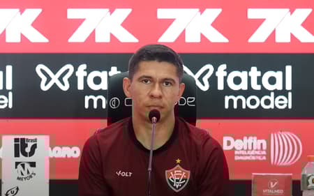 Osvaldo concede entrevista coletiva (Foto: reprodução / TV Vitória)