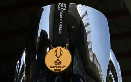 Taça da Supercopa da Europa que será disputada entre PSG e Tottenham
